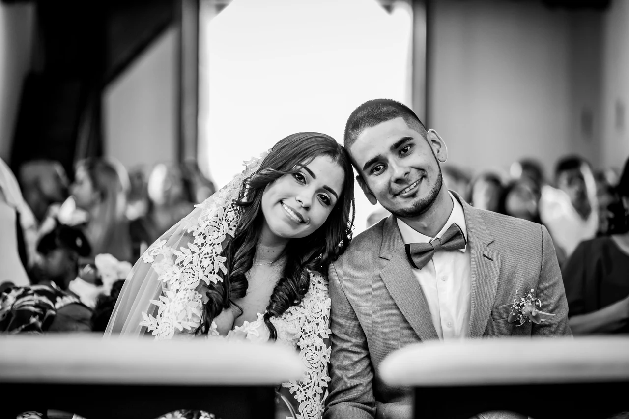 Retrato en blanco y negro de una pareja de novios sonriendo